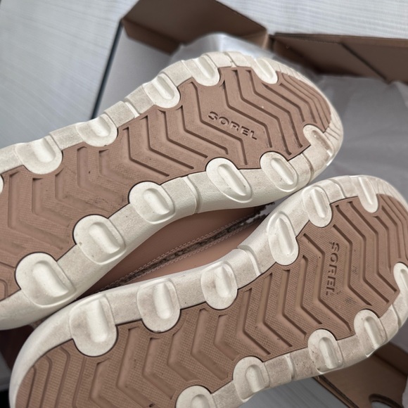 Sorel Women's Beige Winter Boots - Picture 5 of 10